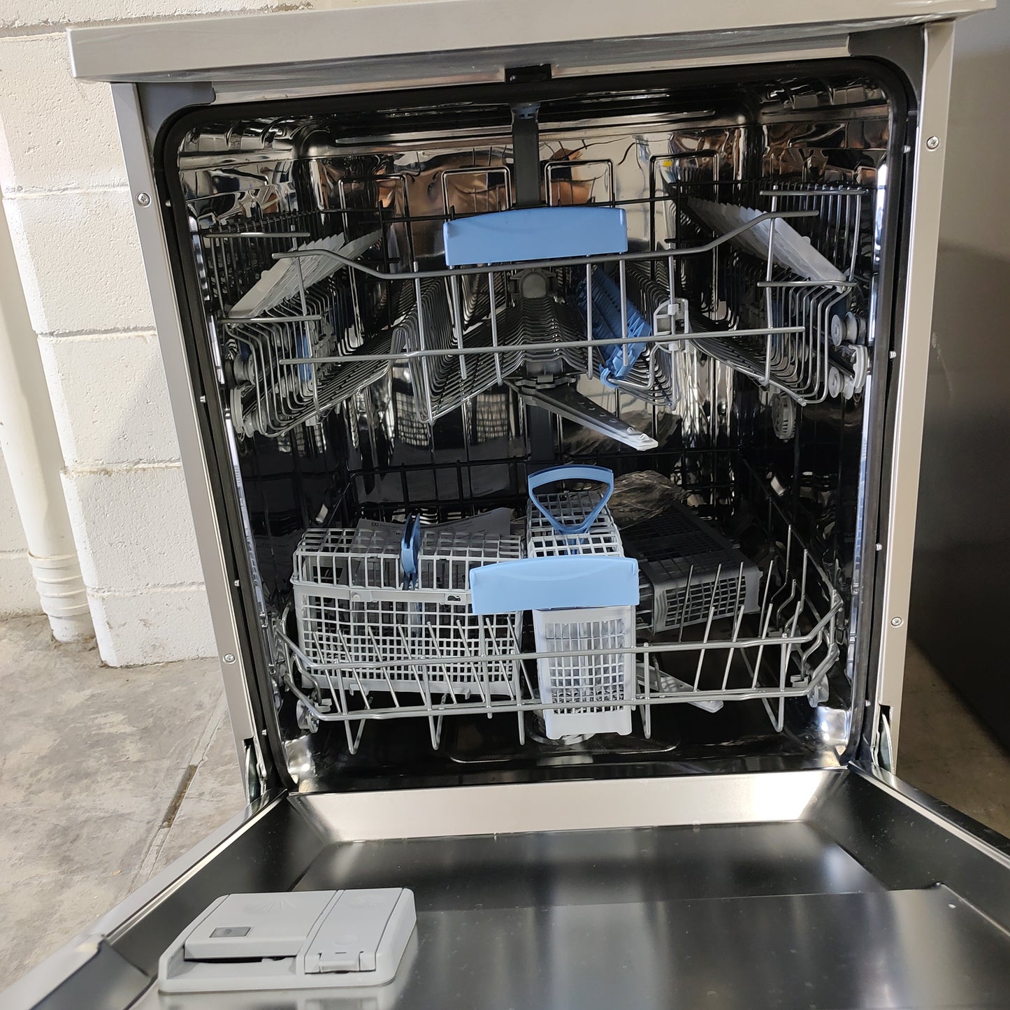 Westinghouse Freestanding Dishwasher WSF6606XA