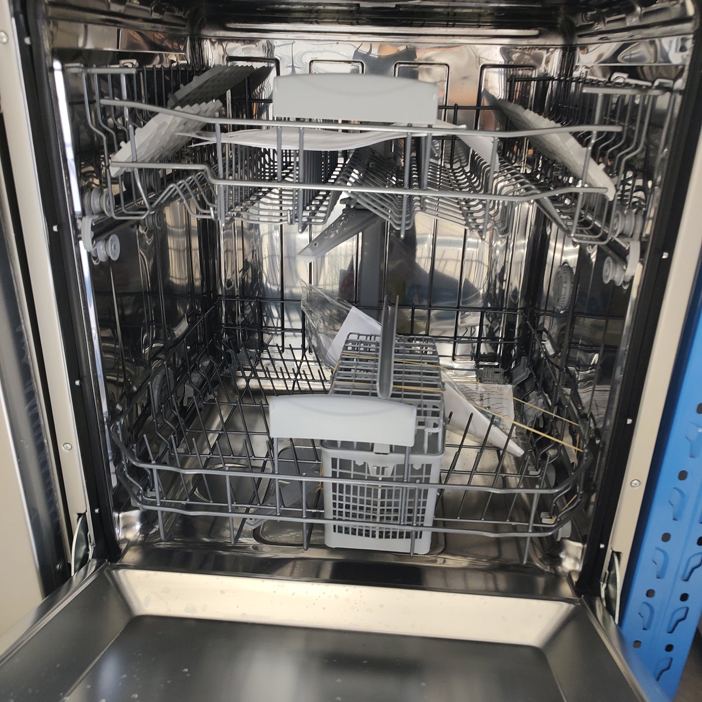 Westinghouse WSF6602XA Freestanding Dishwasher