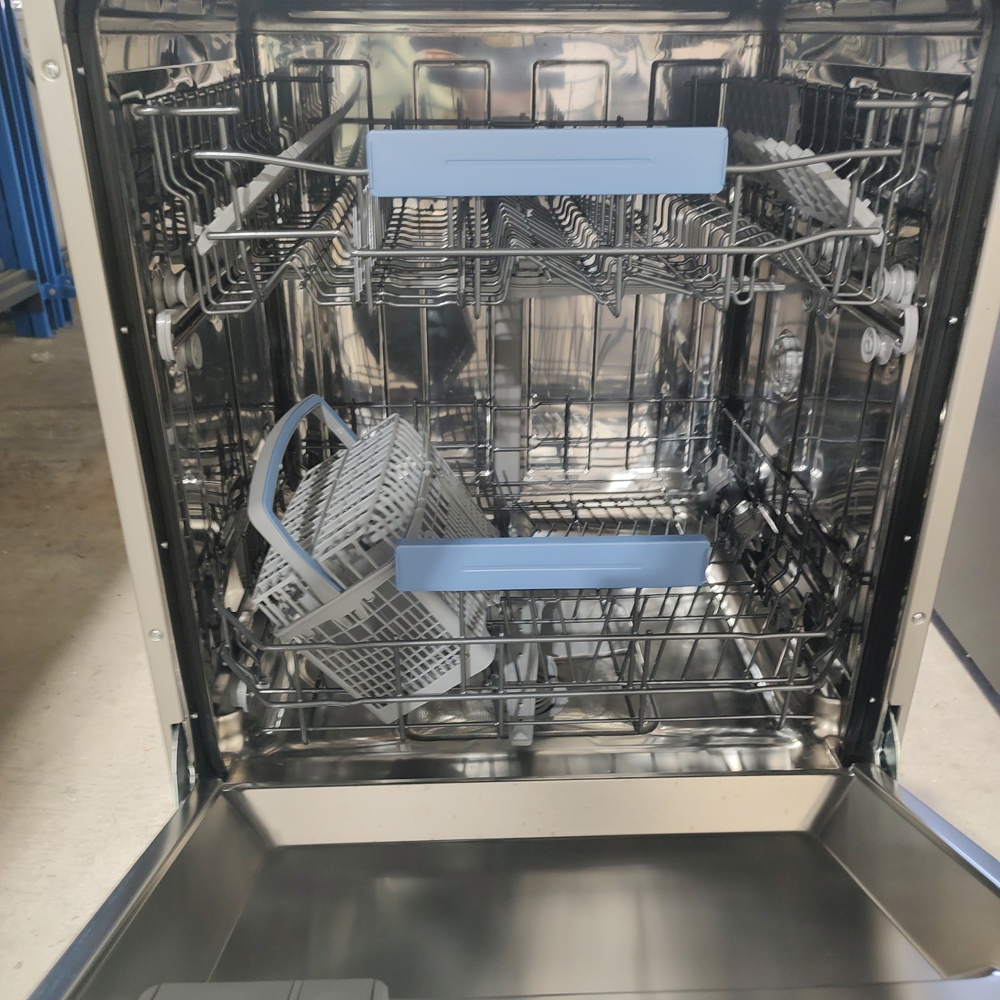 Westinghouse Freestanding Dishwasher WSF6604XA